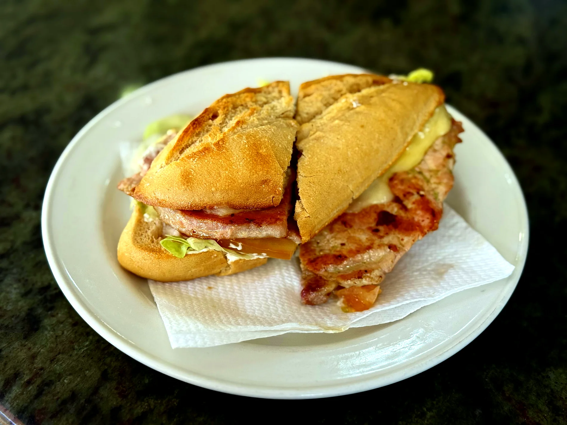 Bocadillo con carne y queso para desayuno