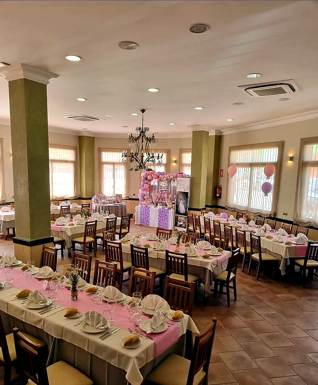 Sal&oacute;n preparado para comidas de grupo y celebraciones