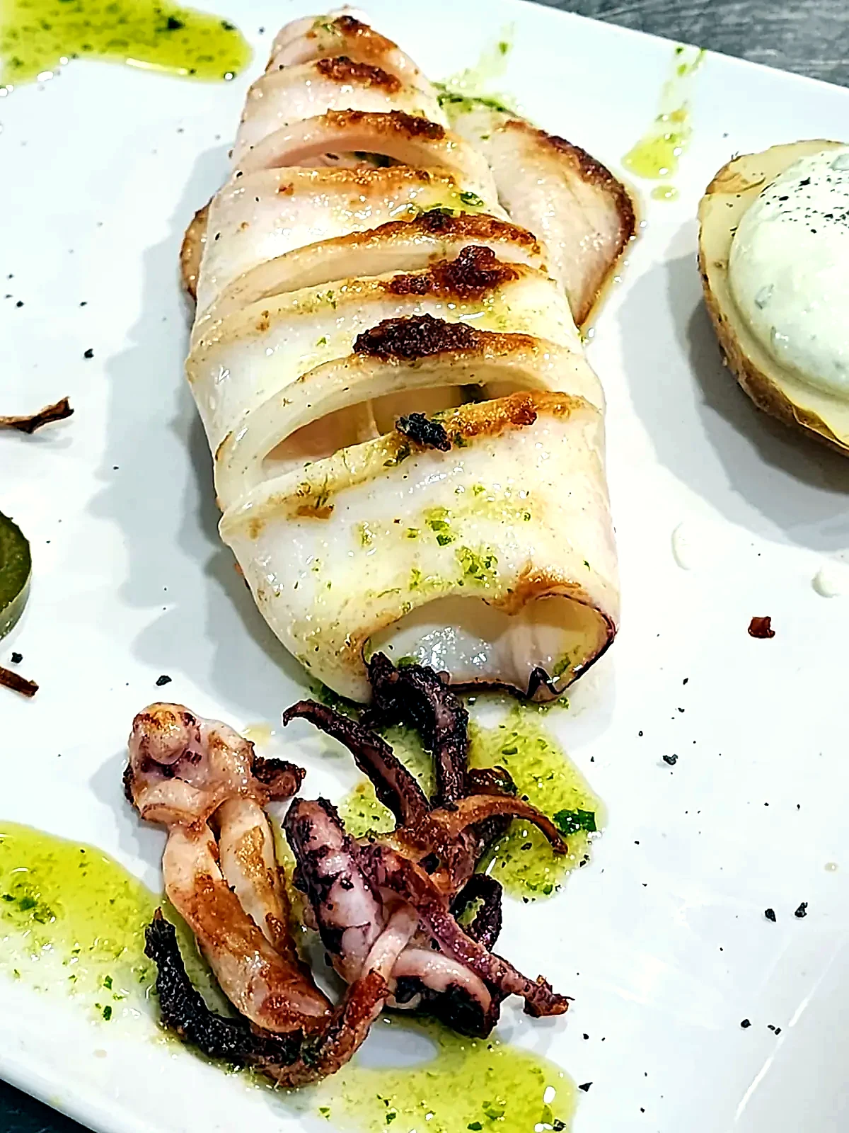 Calamar a la plancha con guarnici&oacute;n