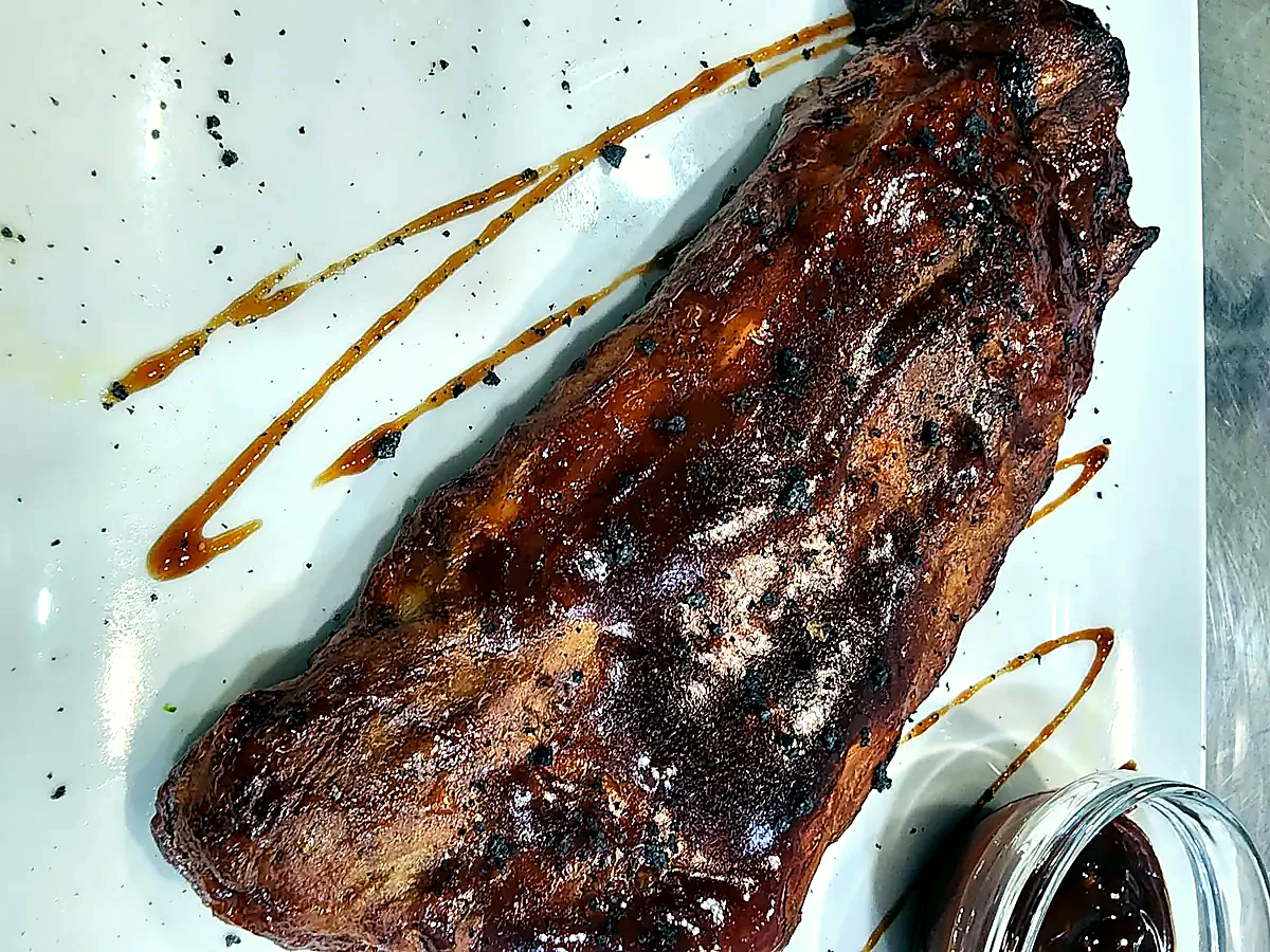 Costillar glaseado con salsa