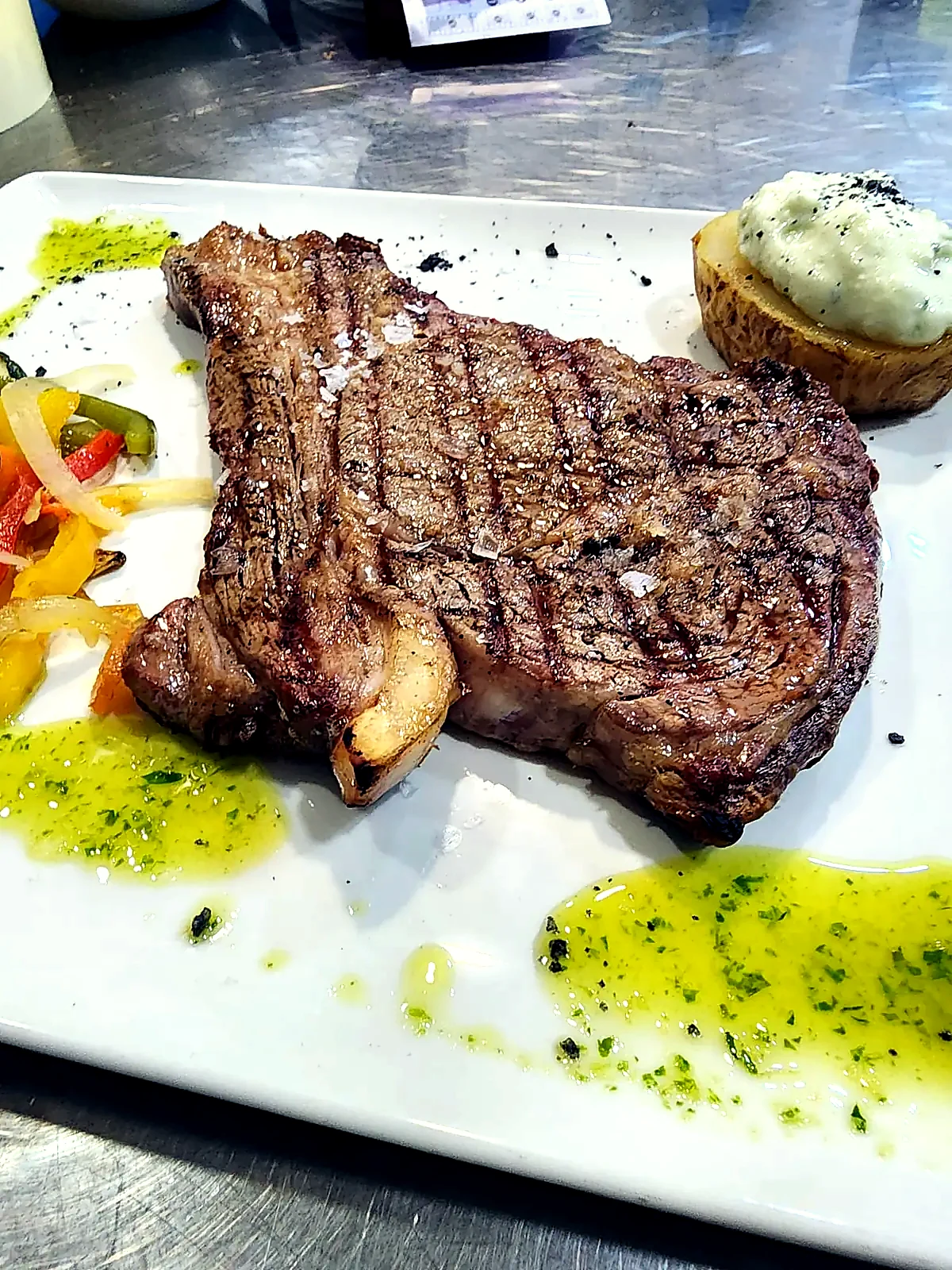 Detalle de entrecot a la parrilla