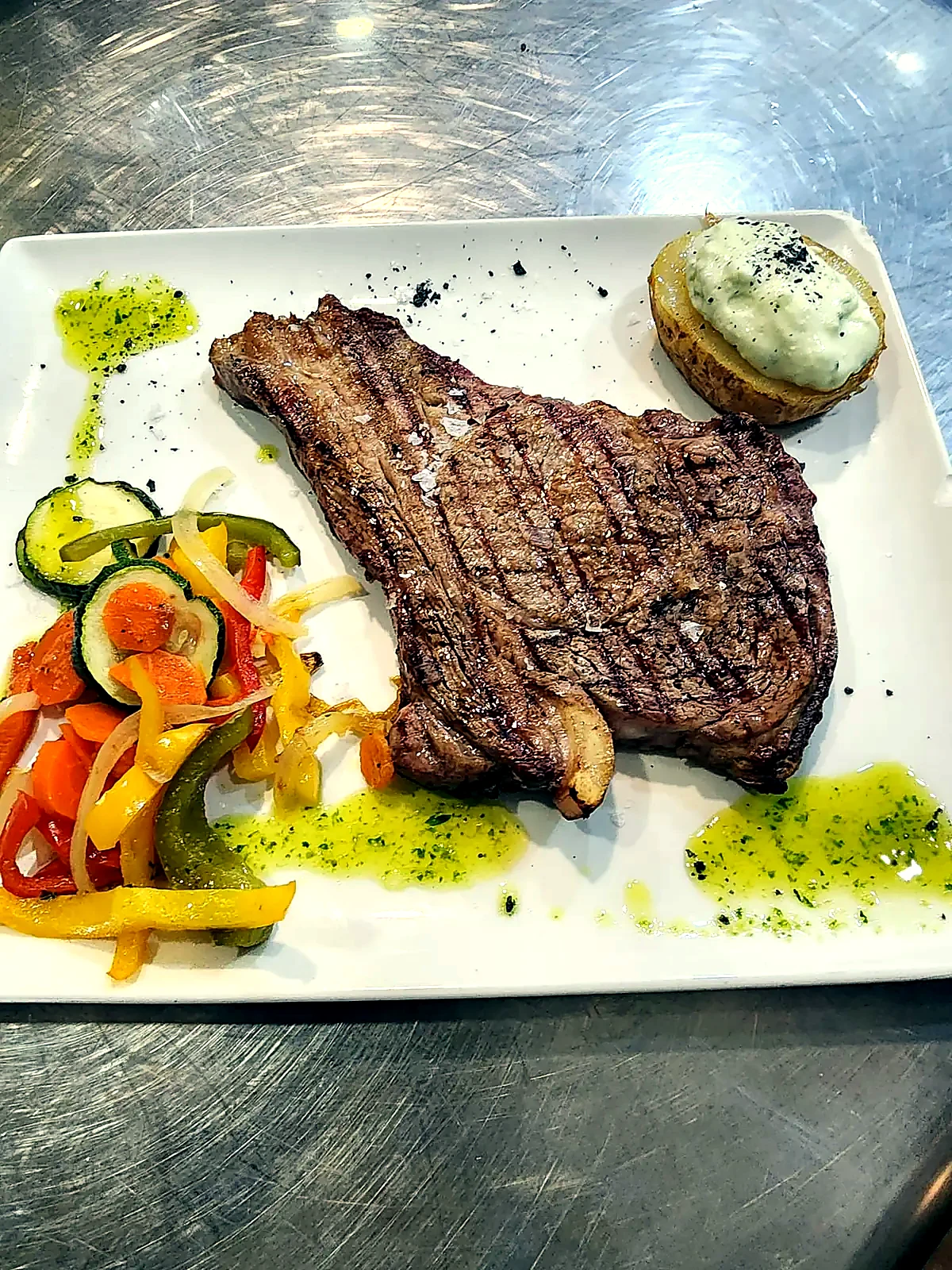 Parrilla con carne y verduras al fuego