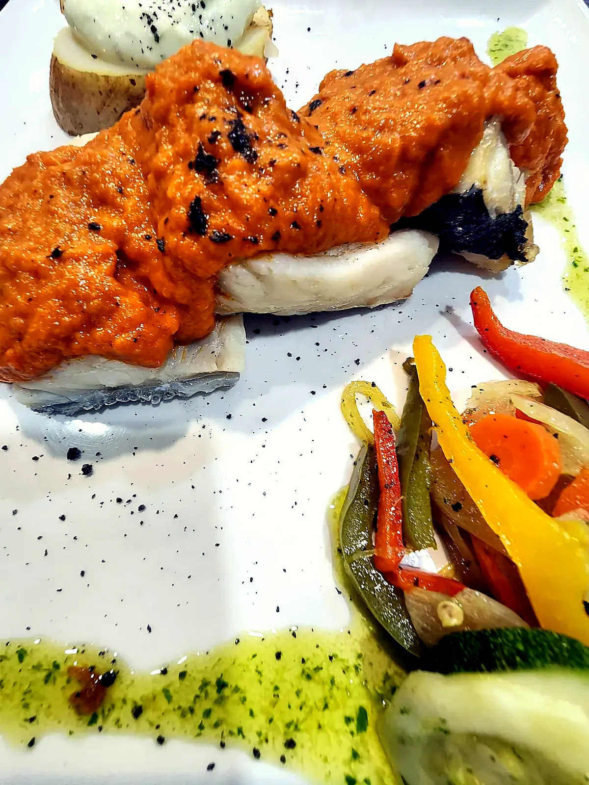 Pescado con salsa y verduras