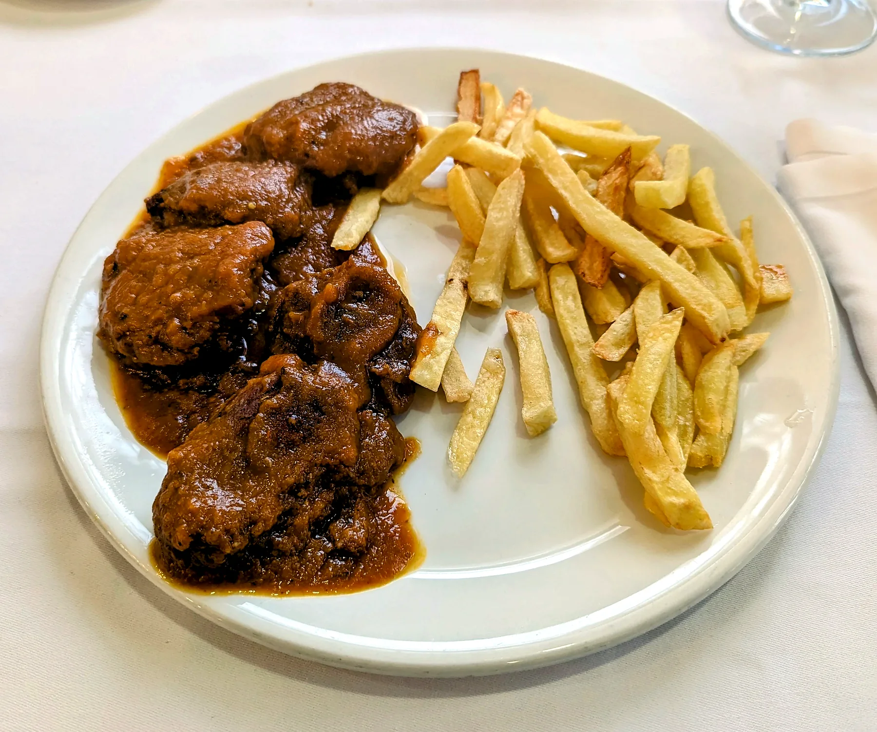 Rabo de toro con patatas fritas