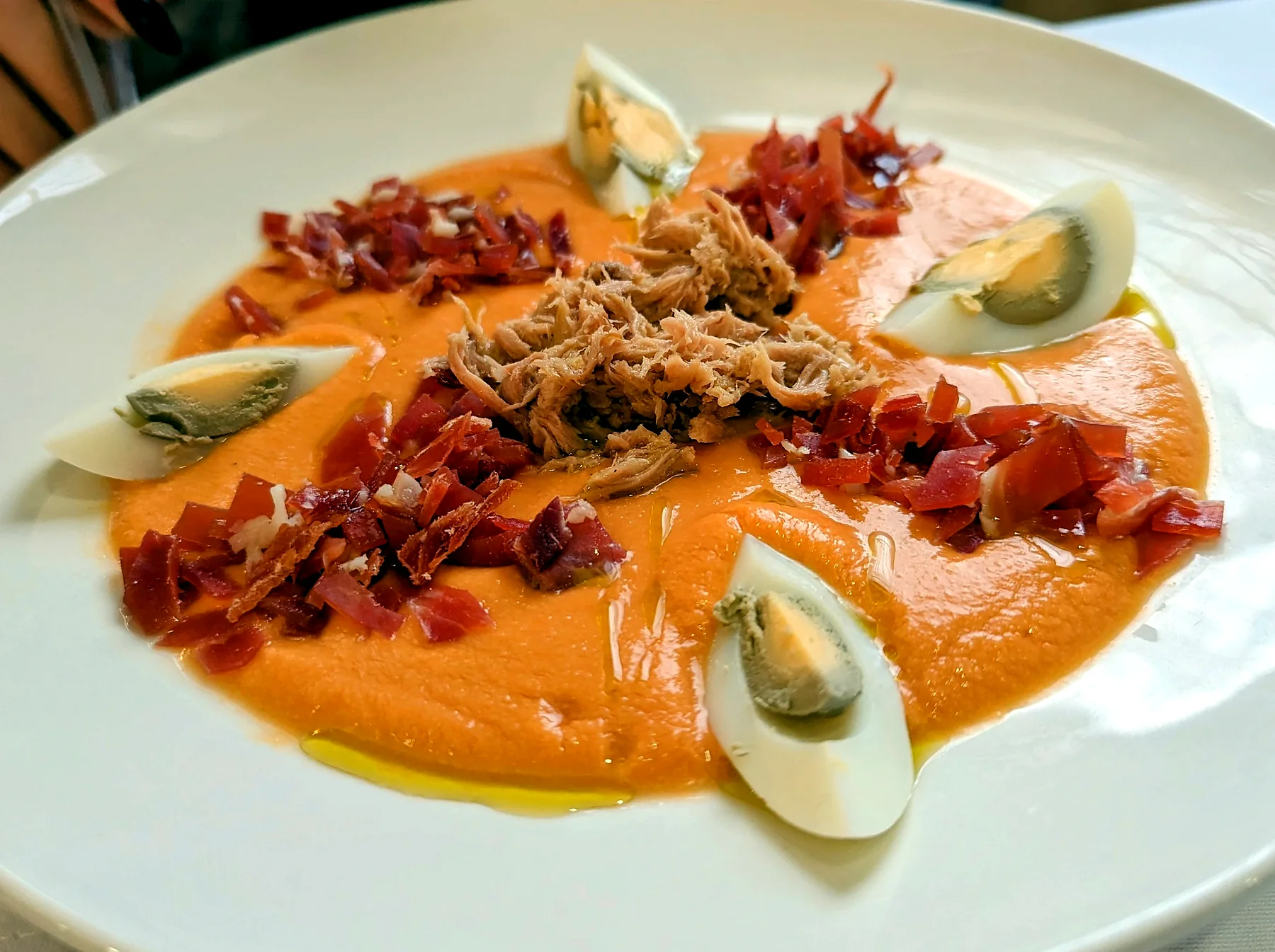 Salmorejo con jam&oacute;n, huevo y at&uacute;n